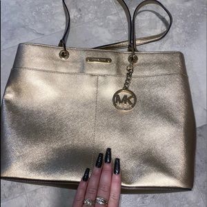 Beautiful Michael Kors purse- large